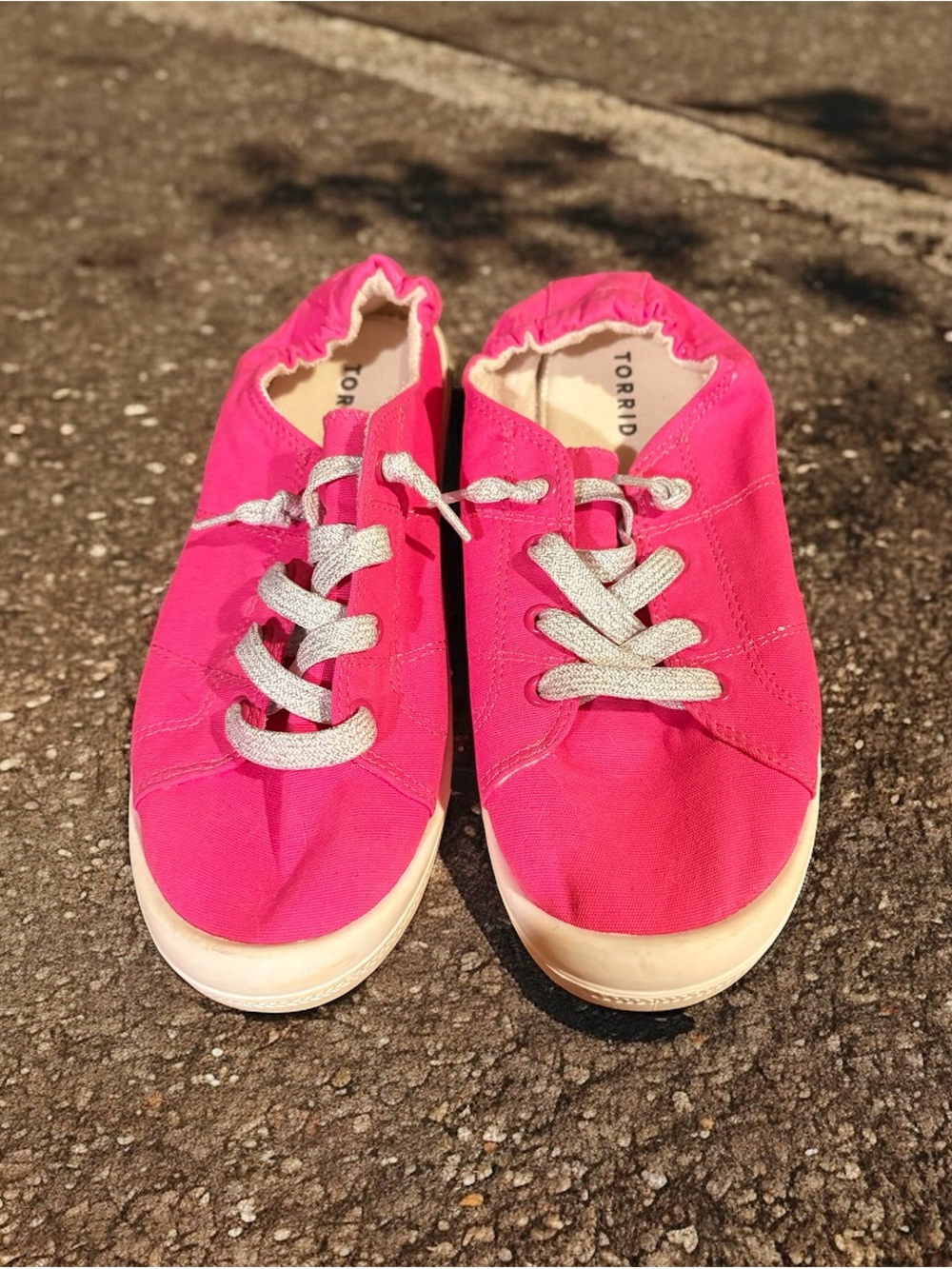 Double Wide Torrid Hot Pink Canvas Slip-On Sneakers with Silver Laces.  Sz 8 WW.